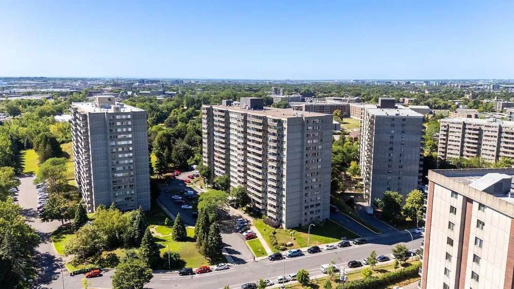 Kuchyně; kuchyňské spotřebiče, dřevěná podlaha, přirozené světlo, moderní styl