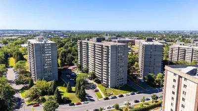 Kuchyně; kuchyňské spotřebiče, dřevěná podlaha, přirozené světlo, moderní styl