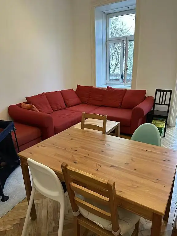 Keuken; keukenapparatuur, houten vloer, natuurlijk licht, moderne stijl