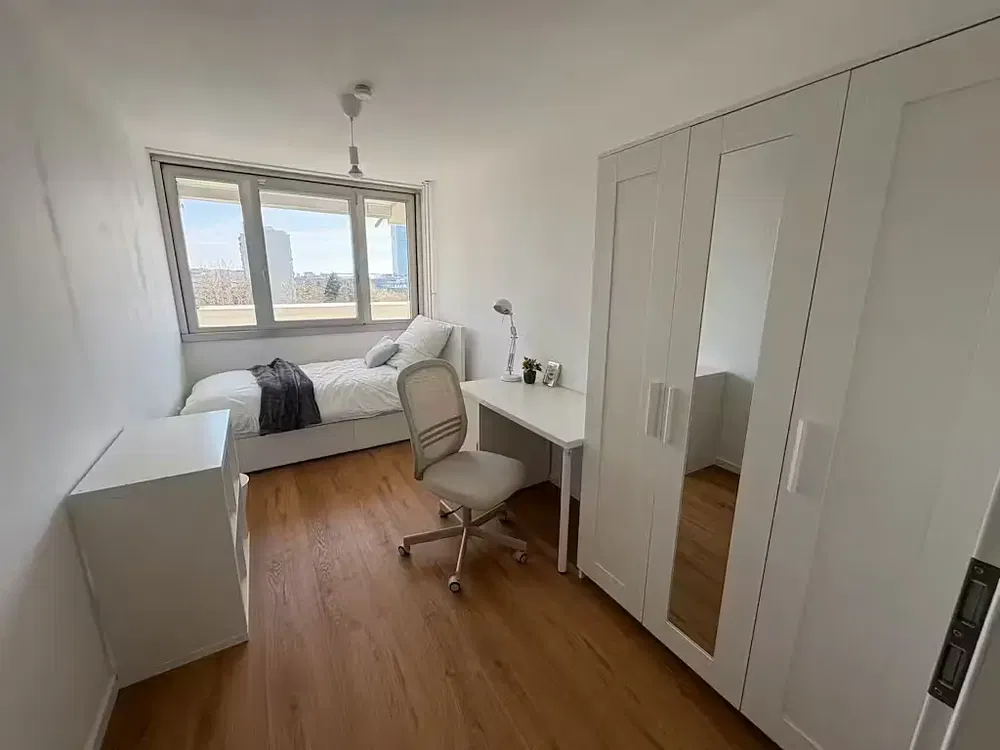 Kuchyně; kuchyňské spotřebiče, dřevěná podlaha, přirozené světlo, moderní styl