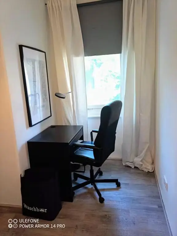 Κουζίνα; συσκευές κουζίνας, ξύλινο πάτωμα, φυσικό φως, μοντέρνο στυλ