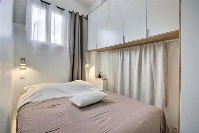 Soggiorno; pavimento in legno, luce naturale, stile moderno