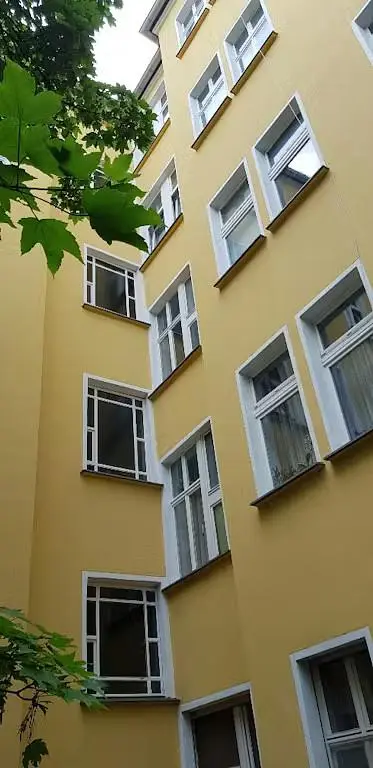 Κουζίνα; συσκευές κουζίνας, ξύλινο πάτωμα, φυσικό φως, μοντέρνο στυλ