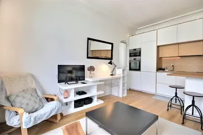 Kuchyně; kuchyňské spotřebiče, dřevěná podlaha, přirozené světlo, moderní styl