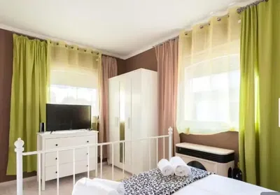 Obývačka; drevená podlaha, prirodzené svetlo, moderný štýl