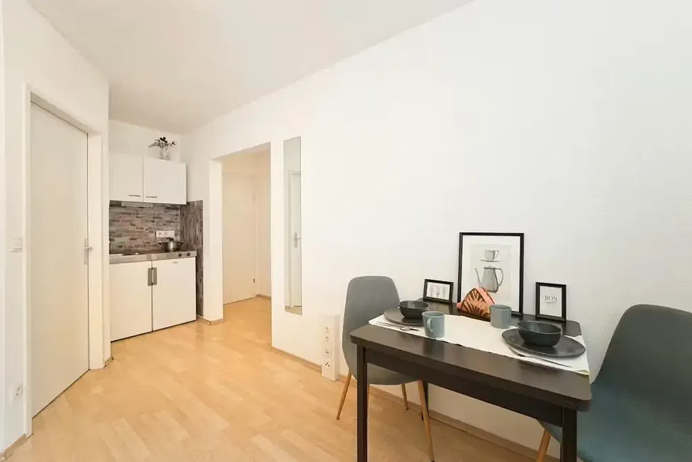 Kuchyně; kuchyňské spotřebiče, dřevěná podlaha, přirozené světlo, moderní styl