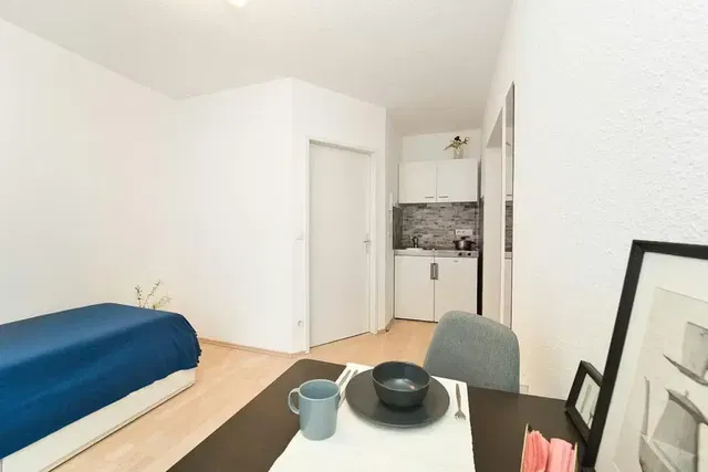 Küche; küchengeräte, holzboden, tageslicht, moderner stil