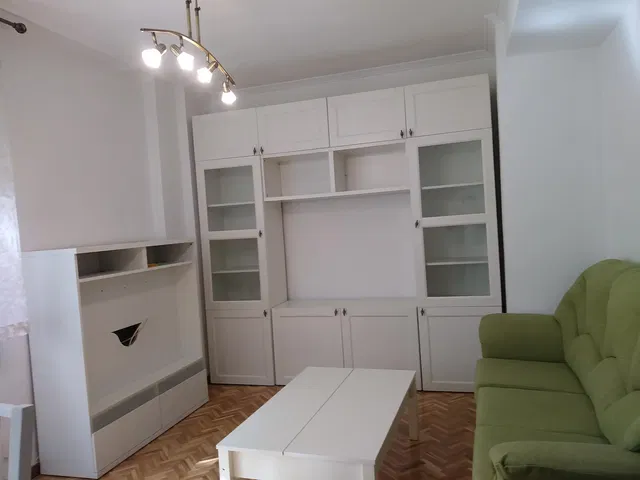 Kuchyně; kuchyňské spotřebiče, dřevěná podlaha, přirozené světlo, moderní styl