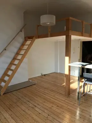 Obývací pokoj; dřevěná podlaha, přirozené světlo, moderní styl