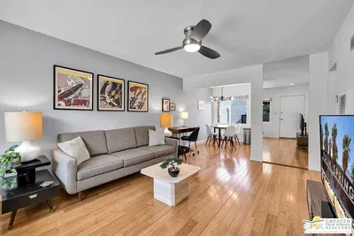 Kuchyně; kuchyňské spotřebiče, dřevěná podlaha, přirozené světlo, moderní styl