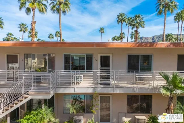 Küche; küchengeräte, holzboden, tageslicht, moderner stil