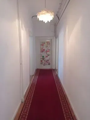 Keuken; keukenapparatuur, houten vloer, natuurlijk licht, moderne stijl