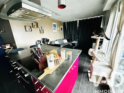 Kuchyně; kuchyňské spotřebiče, dřevěná podlaha, přirozené světlo, moderní styl