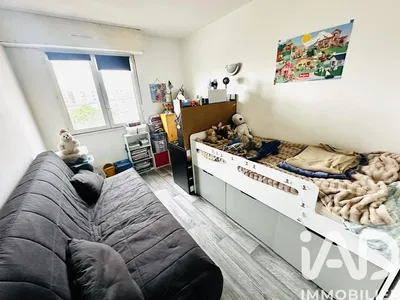 Kuchyně; kuchyňské spotřebiče, dřevěná podlaha, přirozené světlo, moderní styl