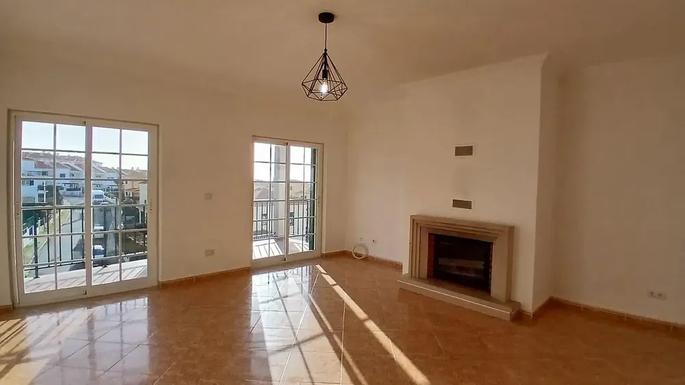 Kuchyně; kuchyňské spotřebiče, dřevěná podlaha, přirozené světlo, moderní styl