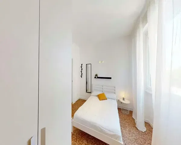 Keuken; keukenapparatuur, houten vloer, natuurlijk licht, moderne stijl