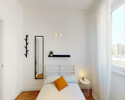 Kuhinja; kućanski aparati, drveni pod, prirodna svjetlost, moderan stil