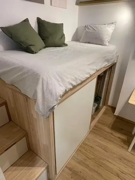 Küche; küchengeräte, holzboden, tageslicht, moderner stil