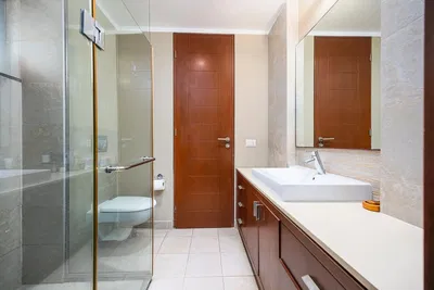 Kuchyně; kuchyňské spotřebiče, dřevěná podlaha, přirozené světlo, moderní styl