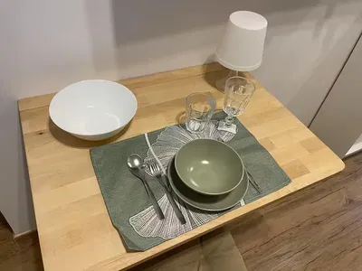 Cucina; elettrodomestici, pavimento in legno, luce naturale, stile moderno