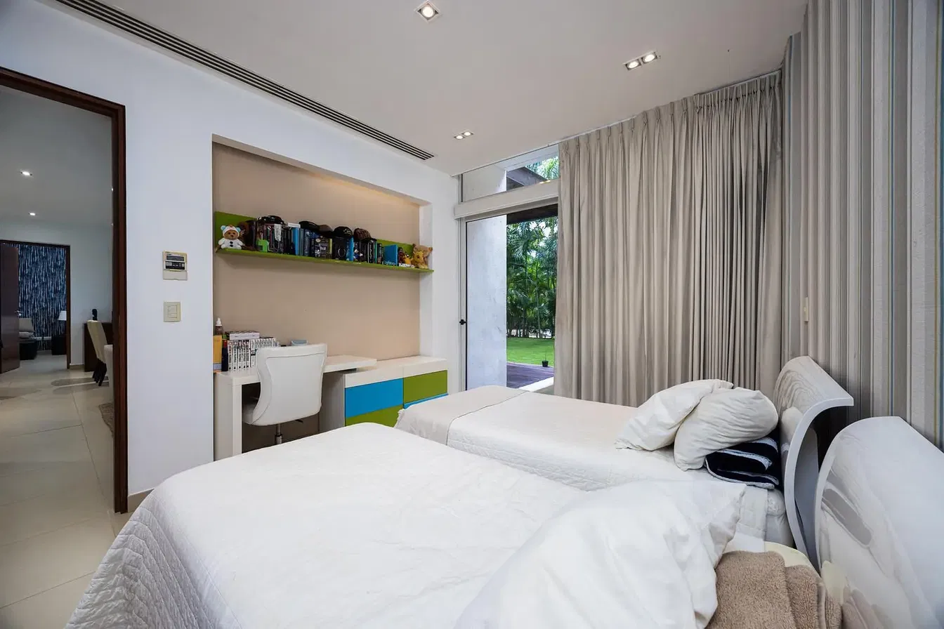 Kuchyně; kuchyňské spotřebiče, dřevěná podlaha, přirozené světlo, moderní styl