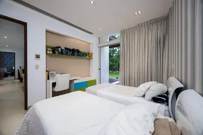 Kuchyně; kuchyňské spotřebiče, dřevěná podlaha, přirozené světlo, moderní styl