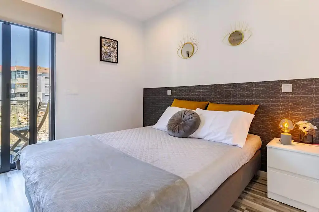 Cucina; elettrodomestici, pavimento in legno, luce naturale, stile moderno