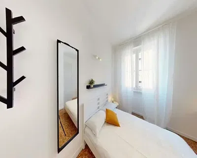 Keuken; keukenapparatuur, houten vloer, natuurlijk licht, moderne stijl