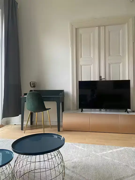 Obývací pokoj; dřevěná podlaha, přirozené světlo, moderní styl