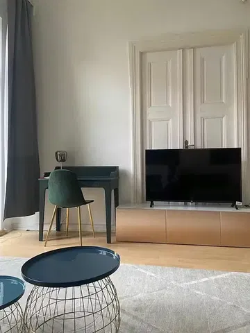 Salon; parquet, lumière naturelle, style moderne