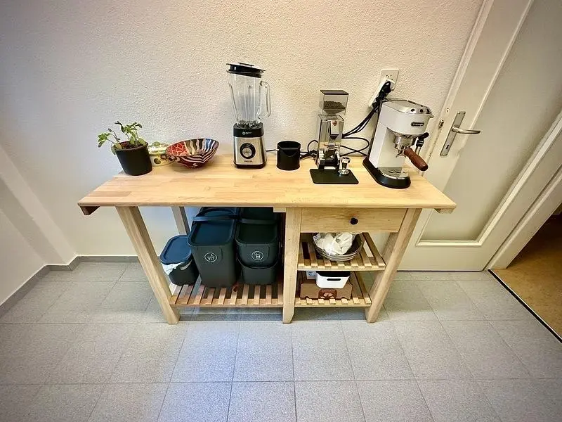 Kuchyně; kuchyňské spotřebiče, dřevěná podlaha, přirozené světlo, moderní styl