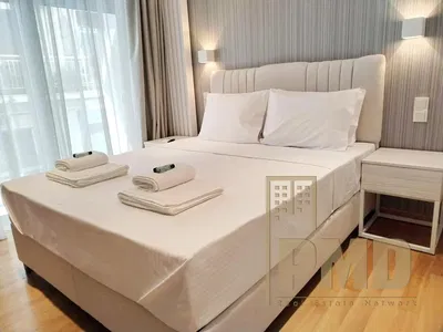 Кухиња; кухињски апарати, дрвени под, природно светло, модерни стил