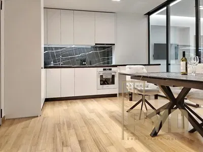 Kuchyně; kuchyňské spotřebiče, dlažba, přirozené světlo, moderní styl