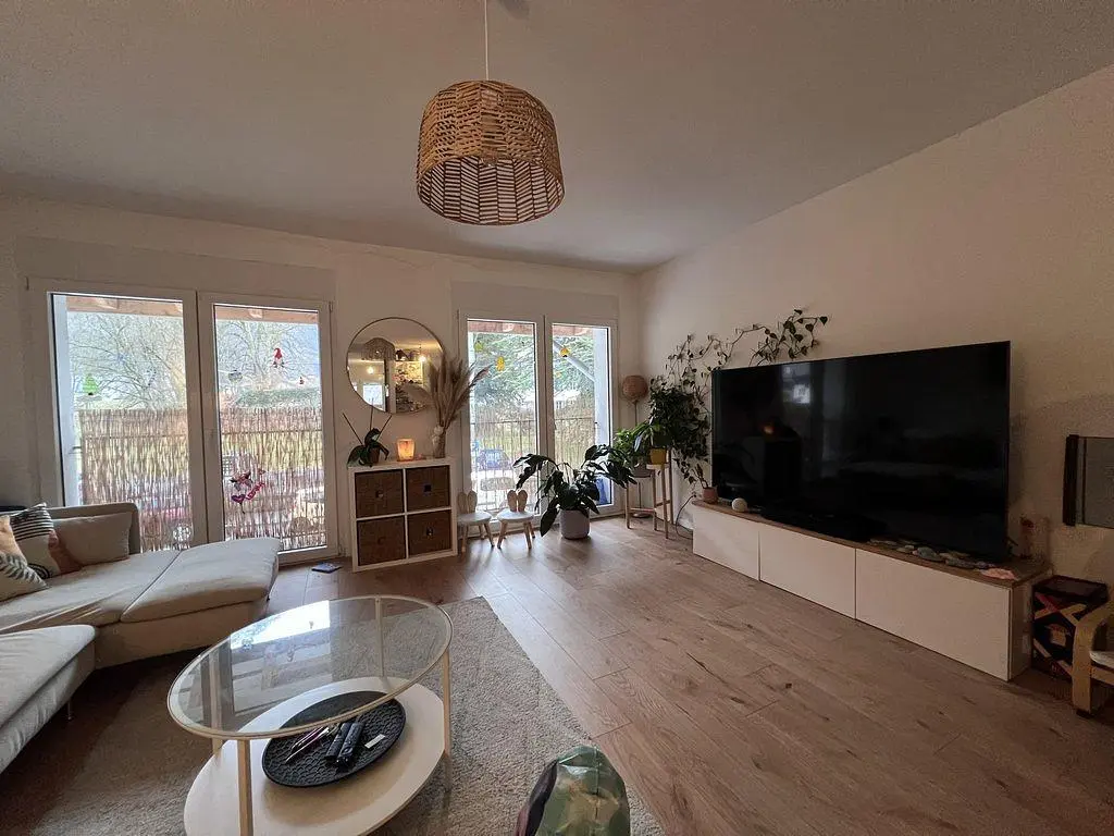 Kuchyně; kuchyňské spotřebiče, dřevěná podlaha, přirozené světlo, moderní styl