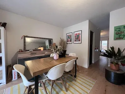 Kuchyně; kuchyňské spotřebiče, dřevěná podlaha, přirozené světlo, moderní styl