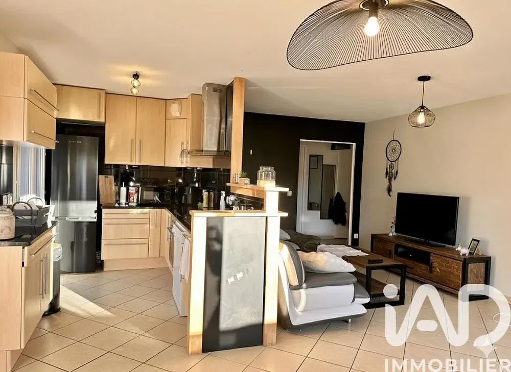 Kuchyně; kuchyňské spotřebiče, dřevěná podlaha, přirozené světlo, moderní styl