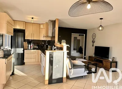 Kuchyně; kuchyňské spotřebiče, dřevěná podlaha, přirozené světlo, moderní styl