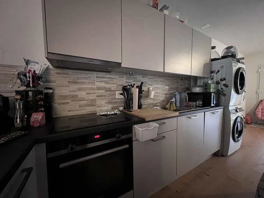 Kuchyně; kuchyňské spotřebiče, dřevěná podlaha, přirozené světlo, moderní styl