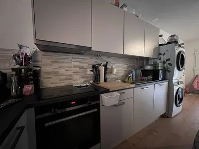 Kuchyně; kuchyňské spotřebiče, dřevěná podlaha, přirozené světlo, moderní styl