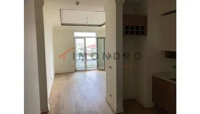 Kuchnia; sprzęt kuchenny, podłoga drewniana, światło dzienne, styl nowoczesny