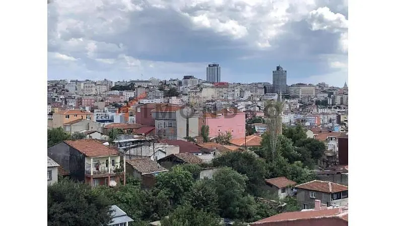 Kuchnia; sprzęt kuchenny, podłoga drewniana, światło dzienne, styl nowoczesny