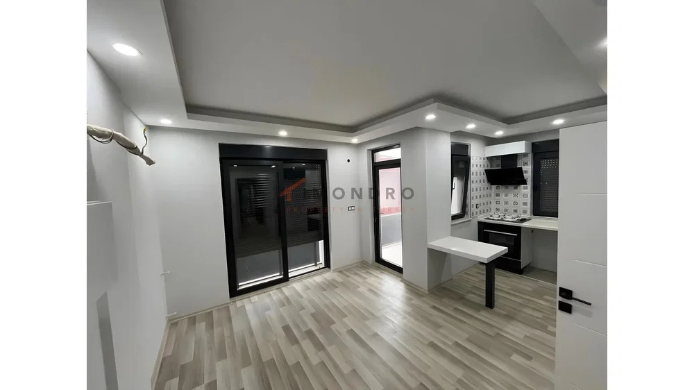 مطبخ; أجهزة المطبخ, أرضية خشبية, ضوء طبيعي, أسلوب عصري