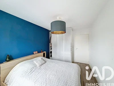 Кухиња; кухињски апарати, дрвени под, природно светло, модерни стил