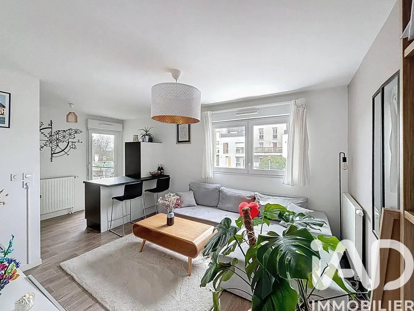 Cucina; elettrodomestici, pavimento in legno, luce naturale, stile moderno