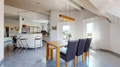 مطبخ; أجهزة المطبخ, أرضية خشبية, ضوء طبيعي, أسلوب عصري