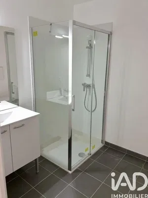 Soggiorno; pavimento in legno, luce naturale, stile moderno