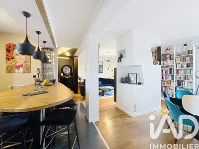 Кухиња; кухињски апарати, дрвени под, природно светло, модерни стил