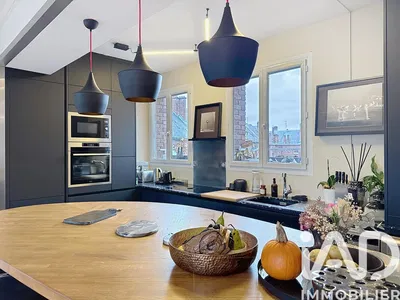 Кухиња; кухињски апарати, дрвени под, природно светло, модерни стил