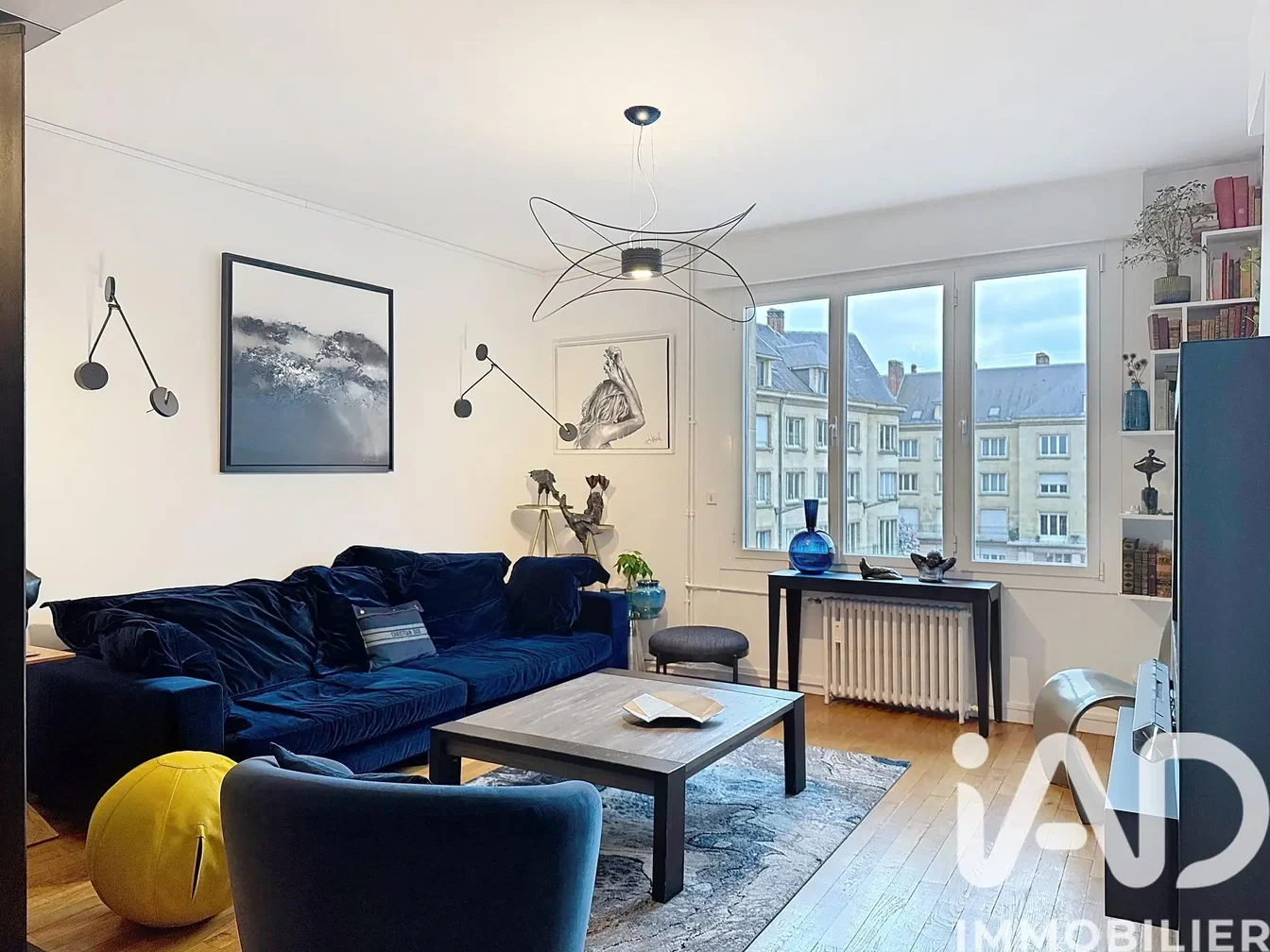 Кухиња; кухињски апарати, дрвени под, природно светло, модерни стил