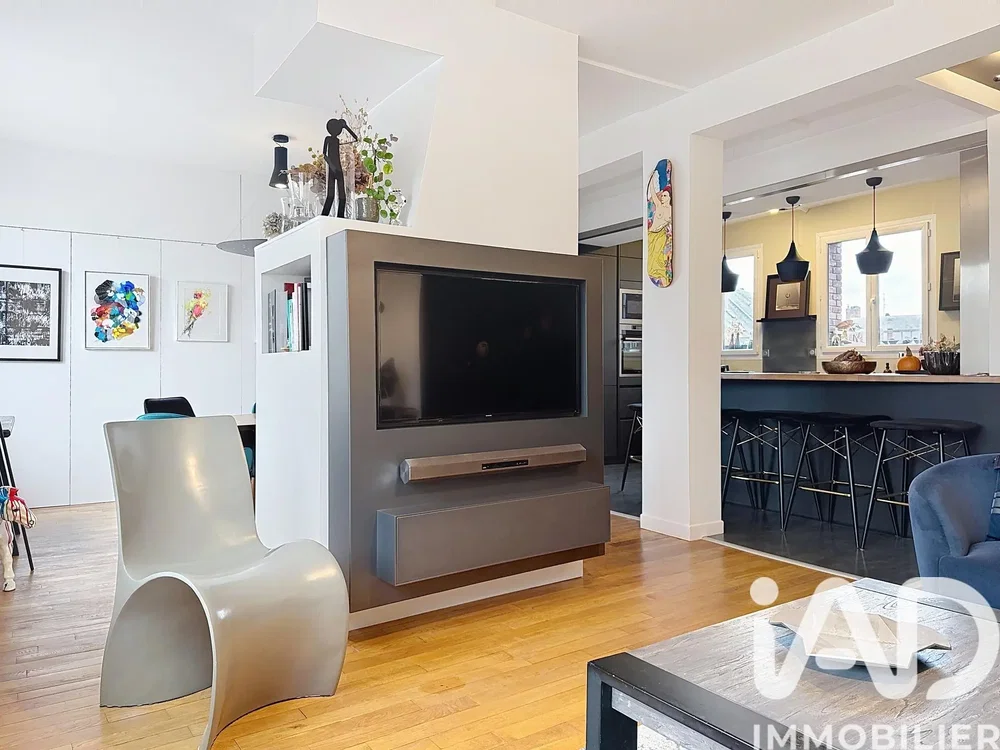 Кухиња; кухињски апарати, дрвени под, природно светло, модерни стил